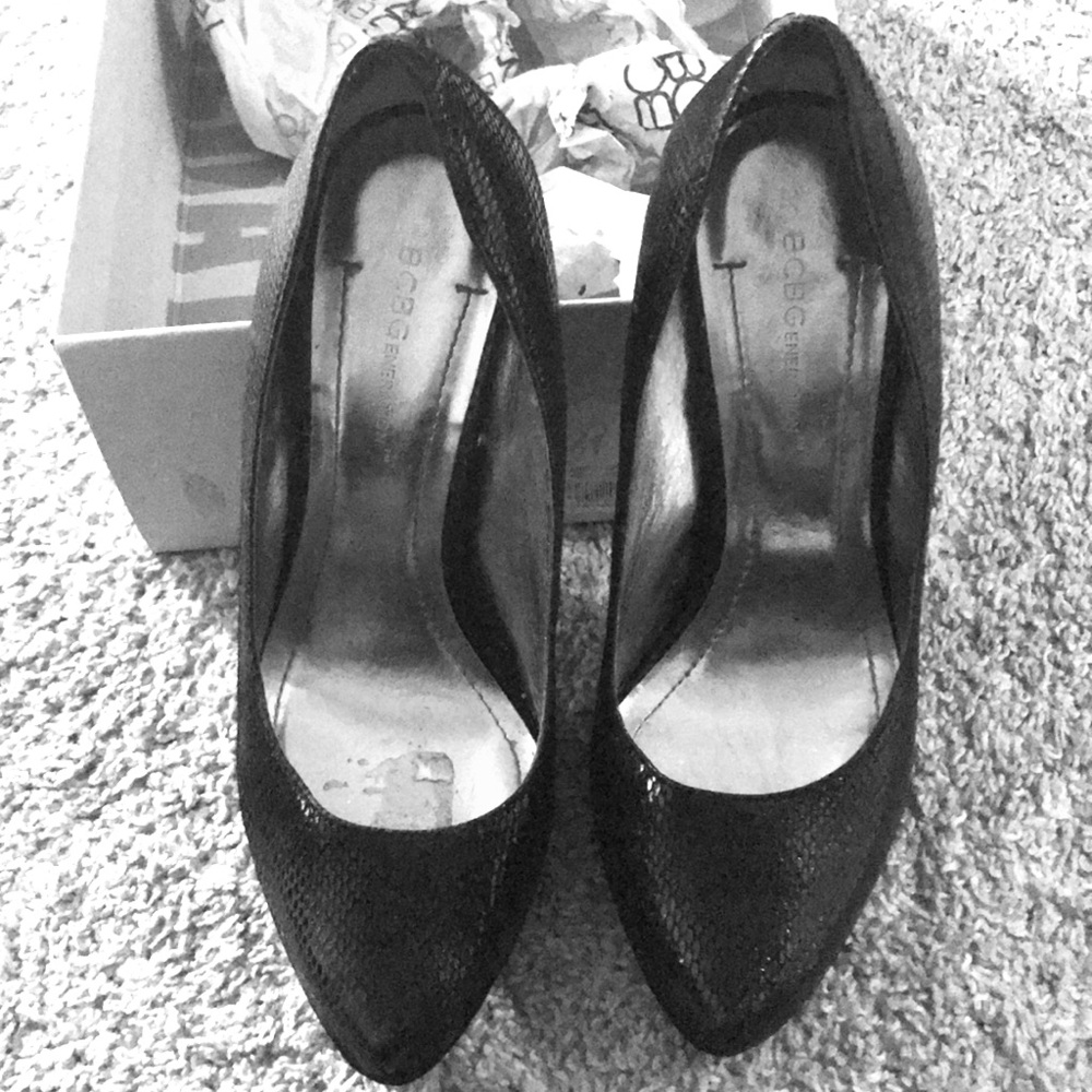 Black snake print pump with invisible platform